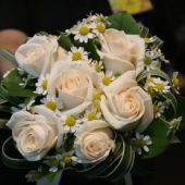 bouquet sposa di rose bianche e camomilla