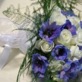 bouquet sposa rose bianche e delphinium