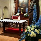 allestimento floreale per matrimonio - Chiesa di Bindella - delphinium azzurro e rose bianche