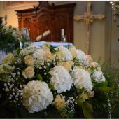 allestimento floreale Chiesa di Montevecchia - Rose cipria e ortensie bianche