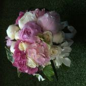 Particolare bouquet di peonie e ortensie rosa, rose e cornus bianco