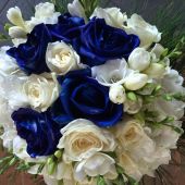 Bouquet di rose blu e bianche, fresie e ortensie
