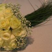 bouquet tondo rose mourissia e beargrass cascante